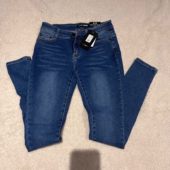 NWT Fashion Nova “I just might” booty shaping skinny jeans size 5. - Picture 3 of 4